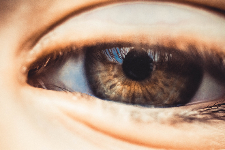 Ontstoken oog: hierdoor komt het (en zo behandel je het)