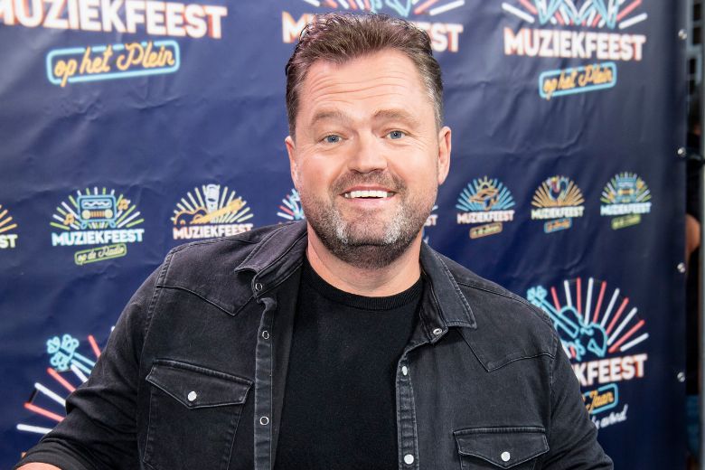 Zien: Frans Duijts showt beachbody op vakantie