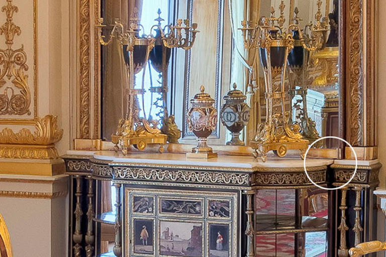 Er is een verborgen deur in de kamer van Koningin Elizabeth en hier leidt hij naar toe…