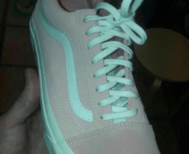 Het internet gaat los op deze schoenen, niémand snapt welke kleur ze zijn!