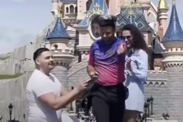 Aii: medewerker Disneyland Parijs verpest huwelijksaanzoek