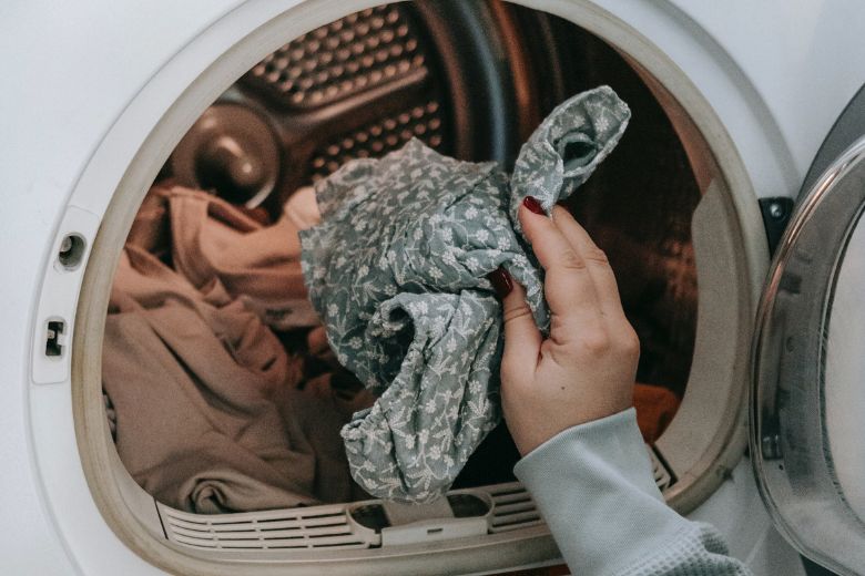 Zo vaak moet je je kleding écht wassen