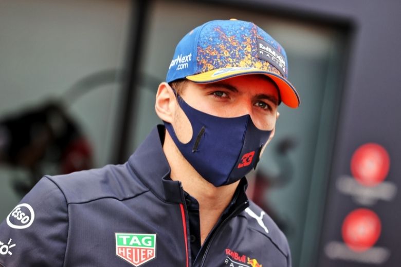 Zo ziet de 21-jarige zus van Max Verstappen eruit
