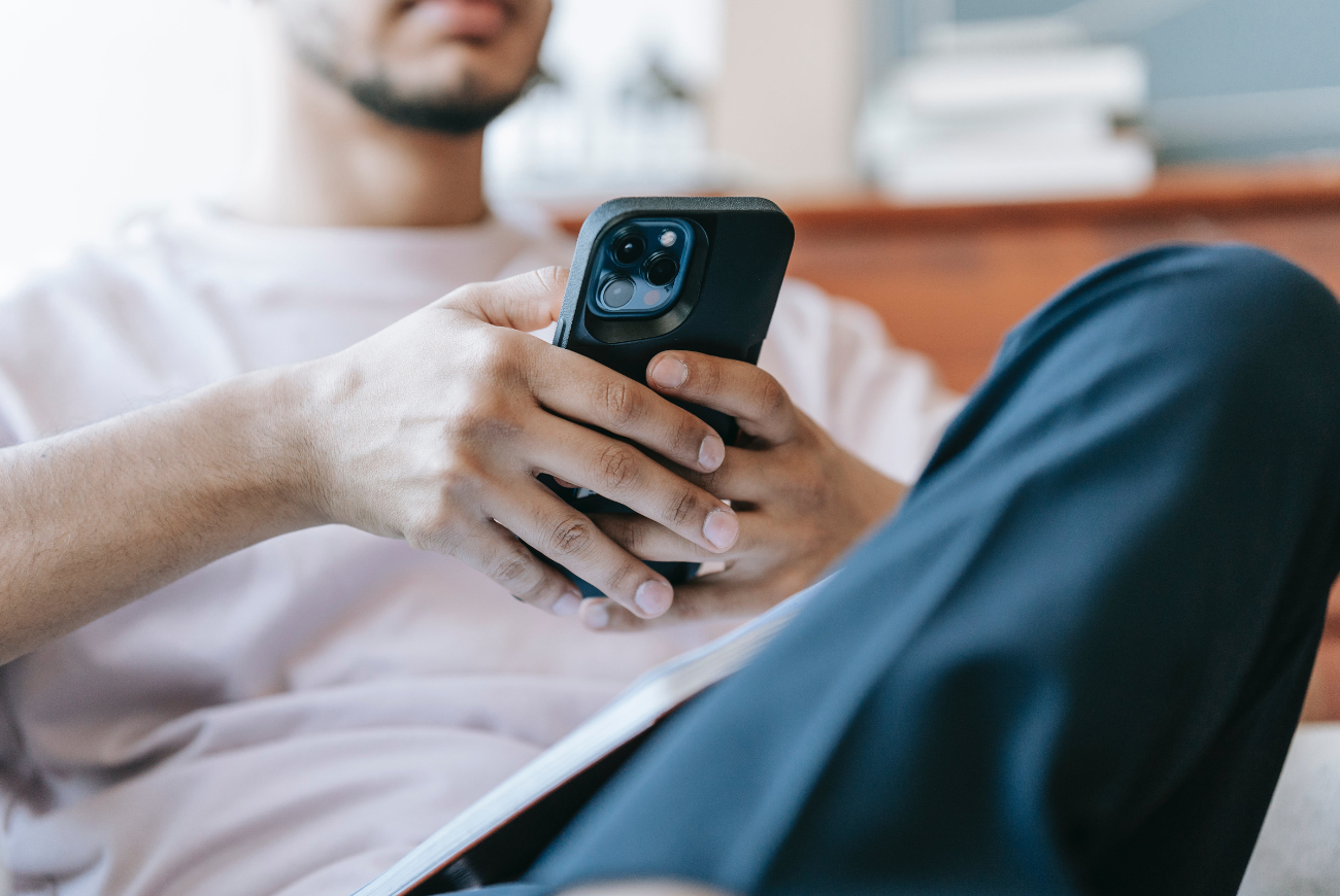 'Mijn man houdt zijn ex in de gaten op social media'