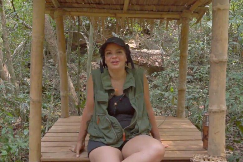 Maxim Froger geeft Eva Simons ervan langs in Expeditie Robinson