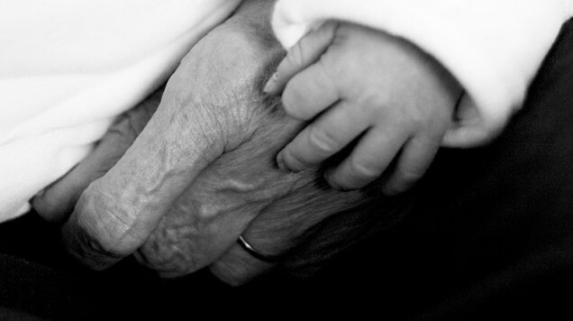 WOW! Zes generaties familie: deze baby staat met haar over-over-overgrootmoeder op de foto...!