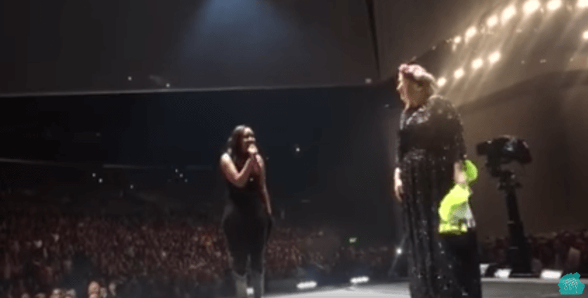 VIDEO: Adele roept fan het podium op, maar als die fan begint te zingen.. Wauw, Adele is onder de indruk!