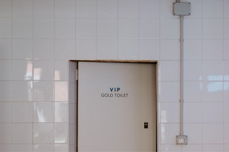 Je boodschap doen achter glas? Tokio heeft doorzichtige openbare wc's