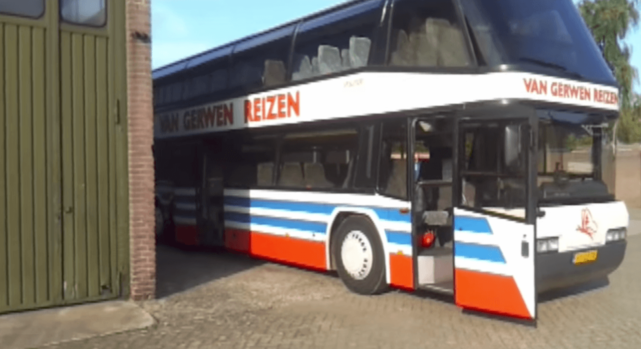 Deze man kocht een oude touringbus, moet je zien wat hij ermee gedaan heeft! Dit willen wij ook!
