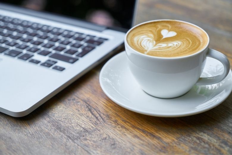 Waarom je nooit koffie voor het ontbijt moet drinken