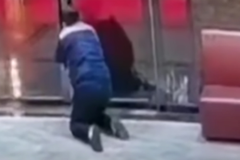 Man kruipt over de vloer, je zult niet geloven waarom