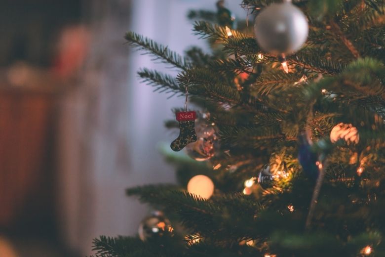 Niezen, snotteren en rode ogen? Deze tekenen kunnen wijzen op een kerstboomallergie