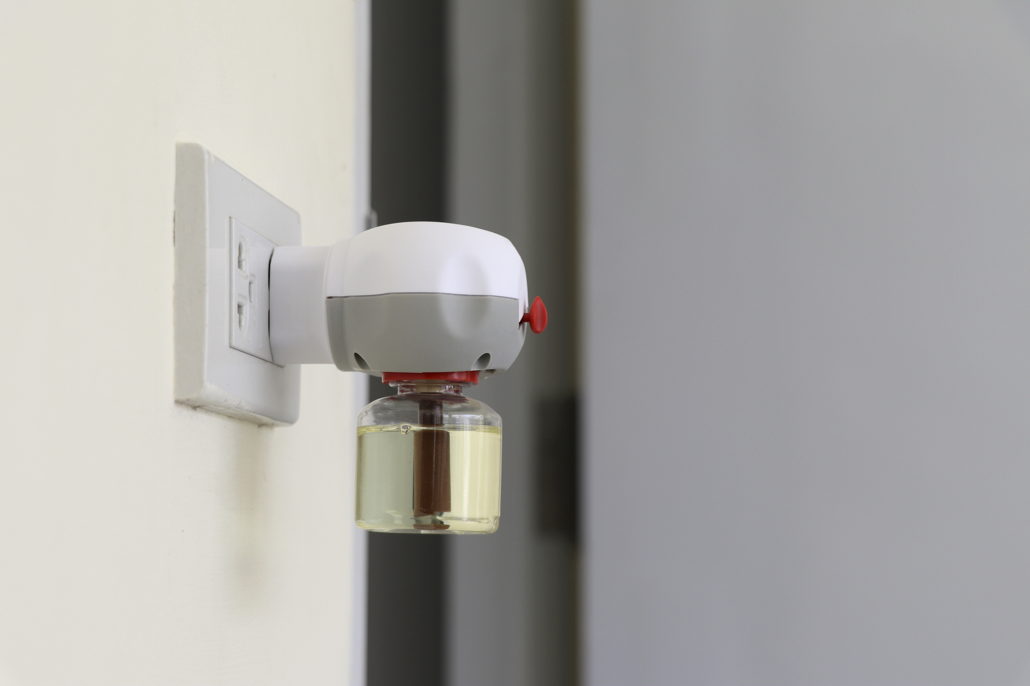 Muggenstekker in de slaapkamer: kan dat eigenlijk kwaad?