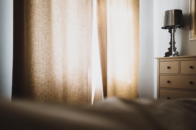 Lifehack: zo voorkom je een lichtspleetje tussen je gordijnen