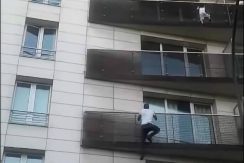'Held van Parijs': man redt jongetje dat aan het balkon van de vijfde verdieping bungelt
