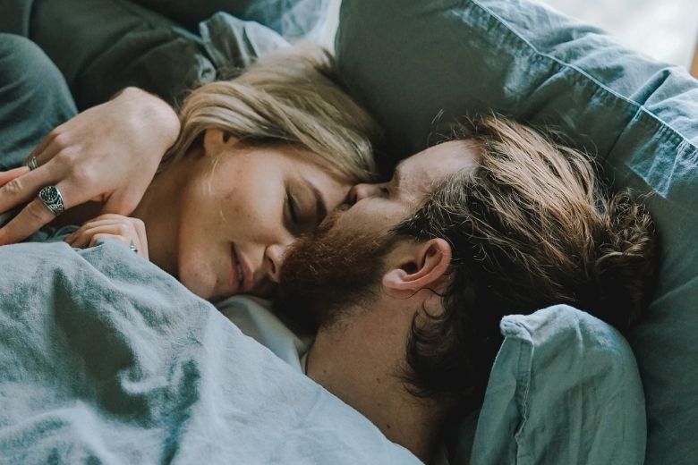 Is het beter voor je relatie om samen of apart te slapen?