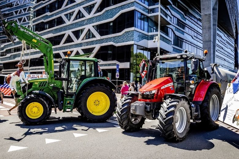 Protesterende boeren leggen distributiecentra en wegen plat