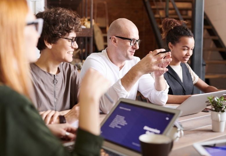 Bevriend met je collega? Dan ben je volgens onderzoek productiever
