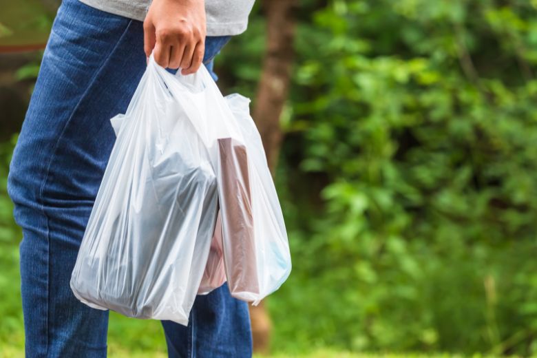 Berg rondslingerende plastic tassen makkelijk op met dit trucje