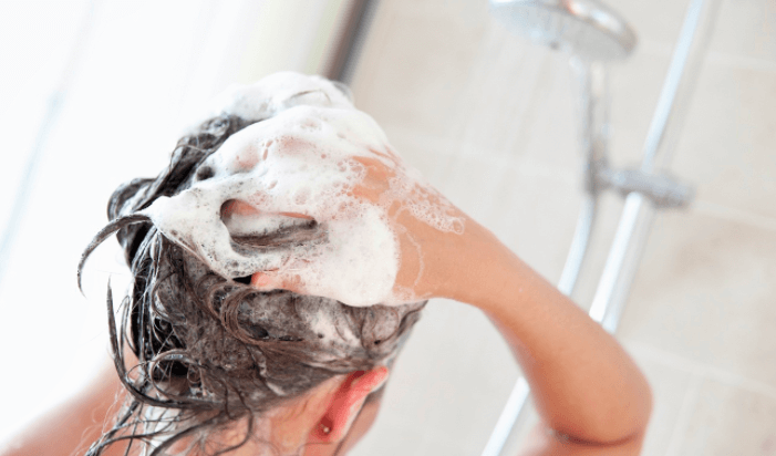 Was jij je haar altijd eerst met shampoo en dan met conditioner? DIT is wat er gebeurt als je het andersom doet!