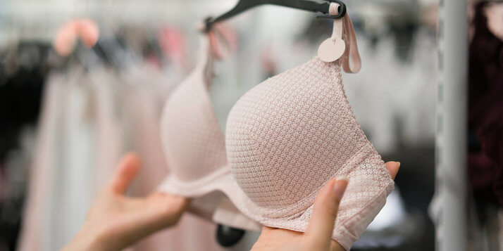 Draag jij altijd een huidkleurige beha onder witte kleding? Déze kleur werkt veel beter!