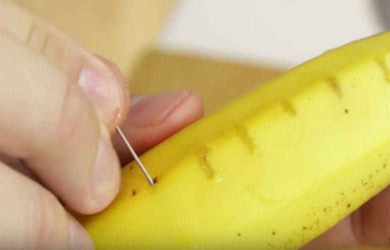 Hij steekt een naald in de schil van een banaan en kijk wat er gebeurt!