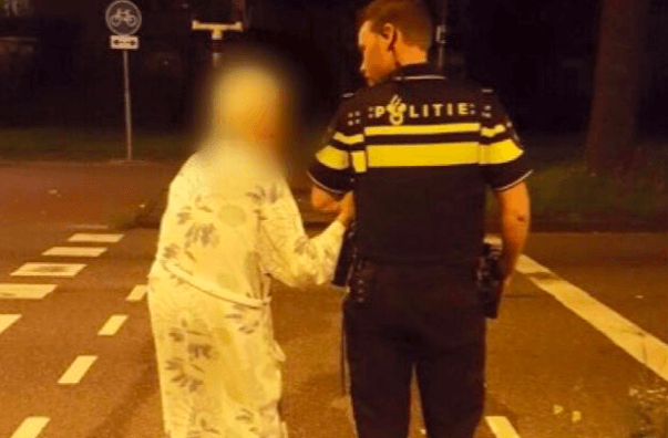 Respect voor deze politieagenten uit Haarlem! Wat hebben ze deze situatie met een oude dame mooi opgelost!
