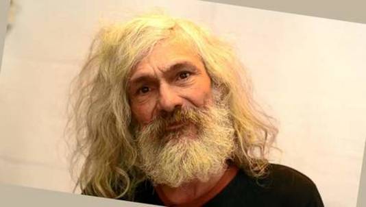 Wauw! Deze zwerver blijkt een ware 'George Clooney' na een grondige opknapbeurt.. Hij herkent zichzelf niet eens meer!