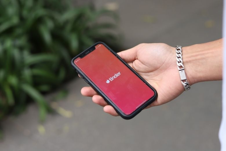 De Tinder Swindler is te boeken voor nachtclubs en vraagt enorm bedrag