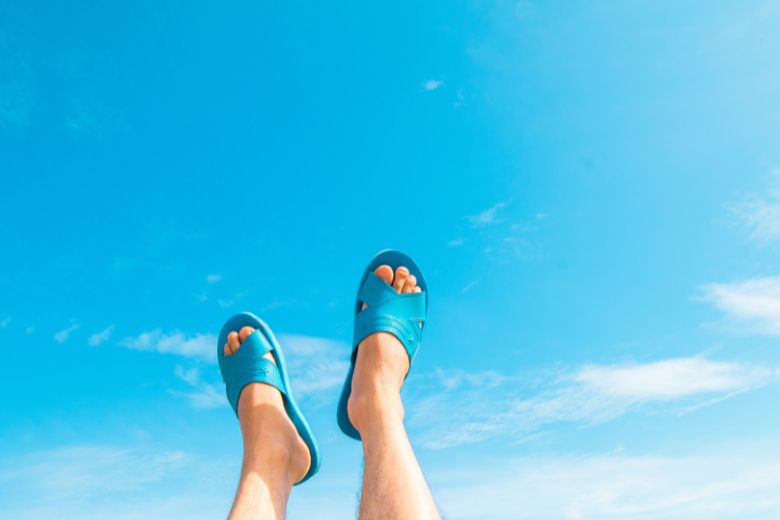 Pas op! In deze landen kun je beter niet met slippers aan rijden