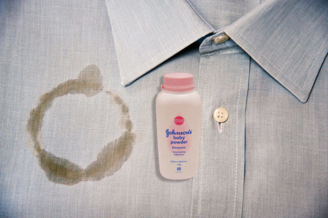 Verwijder vetvlekken uit kleding met babypoeder