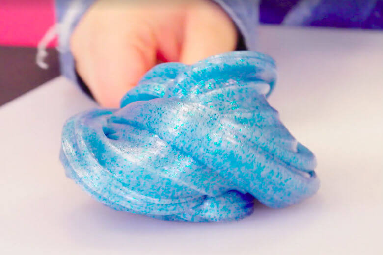 Zo maak je glitterslijm: Leuk om met kinderen te maken!