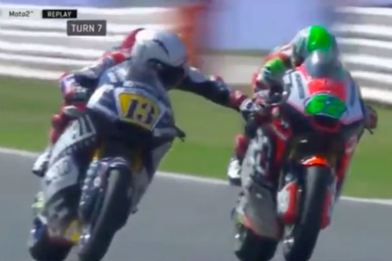 Video: Moto2-coureur knijpt tijdens race in rem van tegenstander