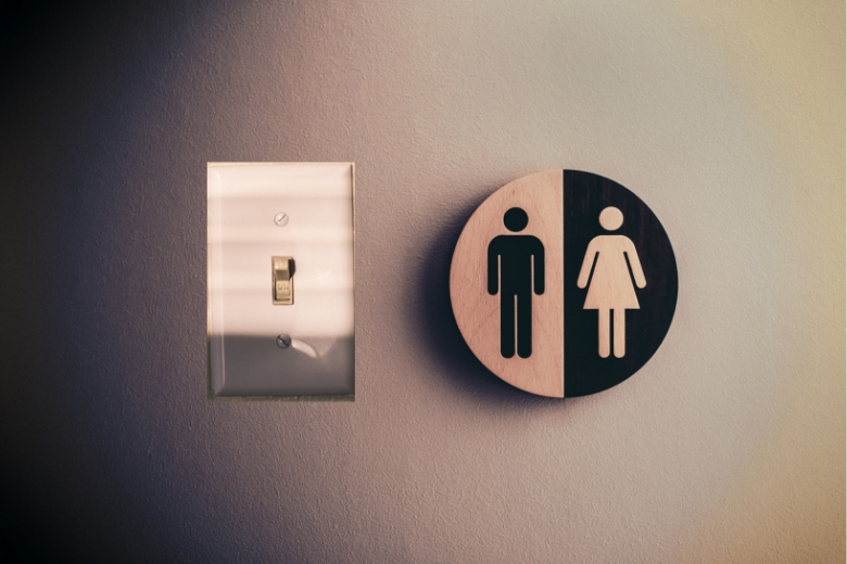 Waarom sommige badkamers het lichtknopje niet ín de ruimte hebben, maar erbuiten