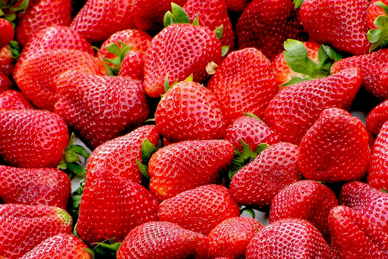 Dit is de makkelijkste manier om het kroontje van een aardbei te verwijderen