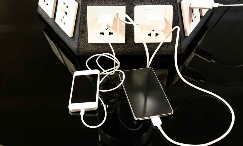 HIEROM moet je oppassen met je telefoon opladen in een openbaar stopcontact!