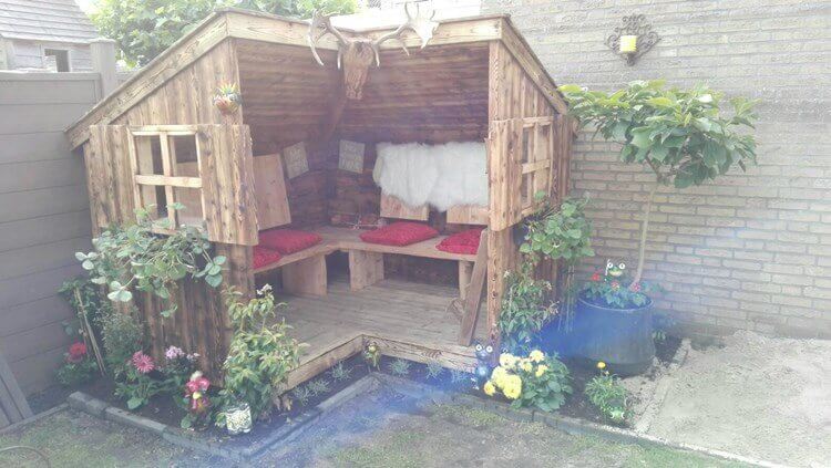 Vanuit huis kijken zij op een waanzinnig mooi speelhuis in de tuin. Deze vader heeft zeker 2 rechterhanden!
