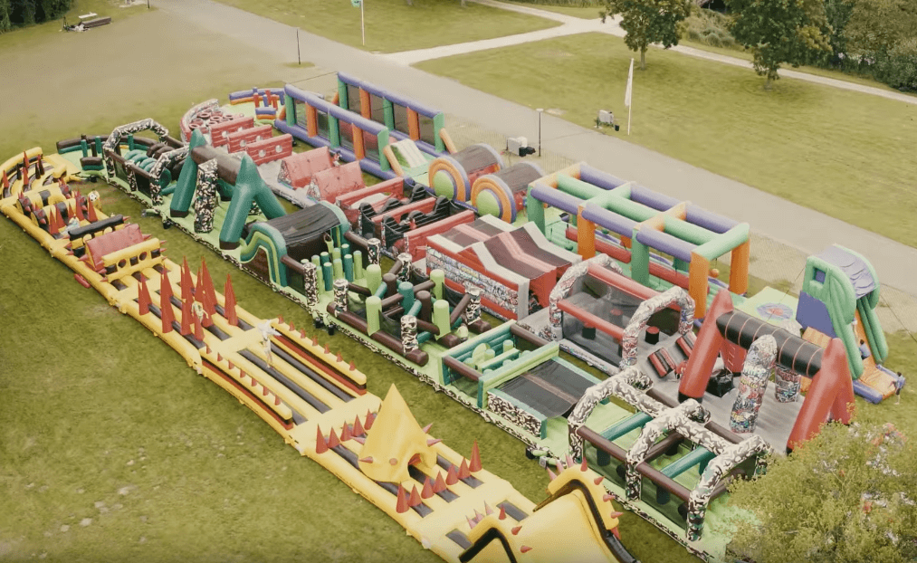 Op deze plek komt het grootste springkasteel ter wereld en het is dichterbij dan je denkt…