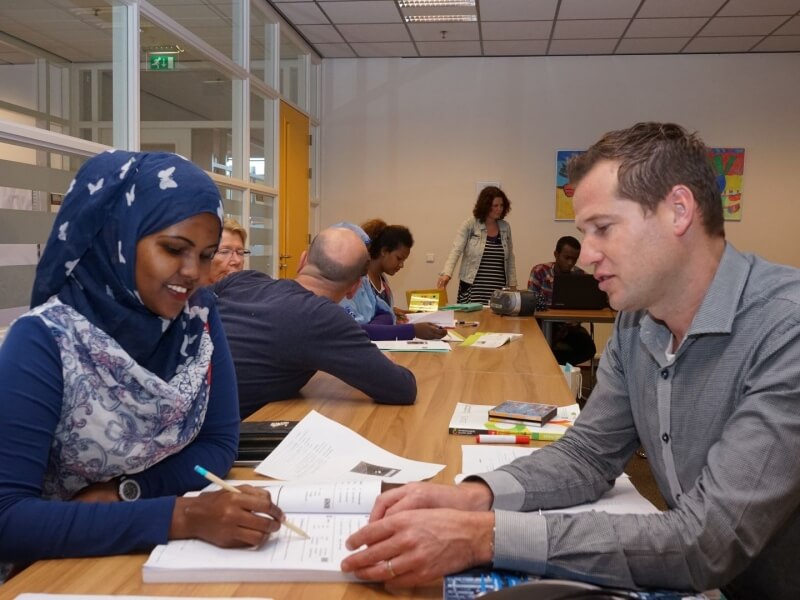 Het aantal migranten dat voor hun inburgeringscursus slaagt is schrikbarend laag! Wat moet er volgens jou gebeuren?