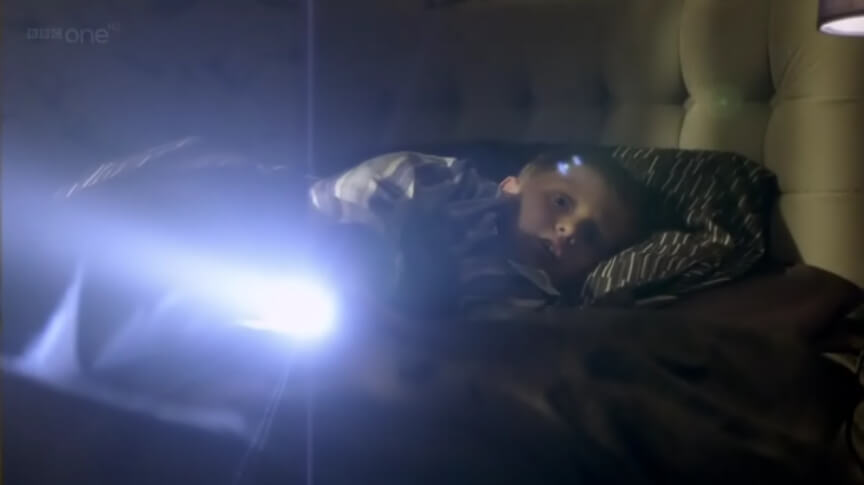 Haar 4-jarige zoontje hoorde een vreemd geluid in de slaapkamer, wat ze aantrof doet je nekharen recht overeind staan!