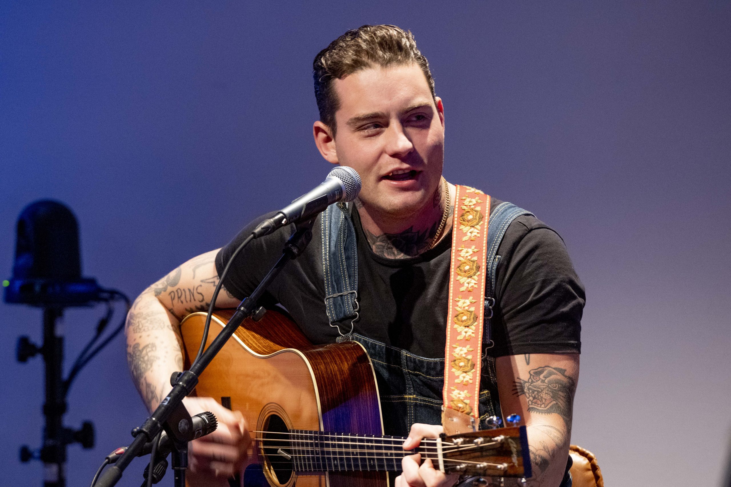 Douwe Bob vindt coronapaspoort discriminatie en cancelt tournee 