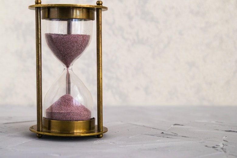 Vrouw verwijdert verf van een schilderij en onthult het 50 jaar oude geheim van haar man