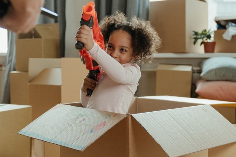 Creatief! Deze moeder maakt speelgoed van karton voor haar kind