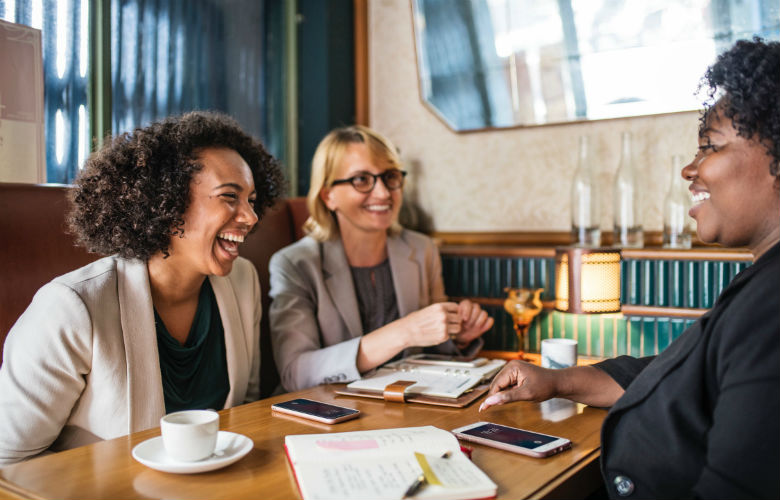 Met deze tips wordt het makkelijker om socialer te zijn tijdens gesprekken