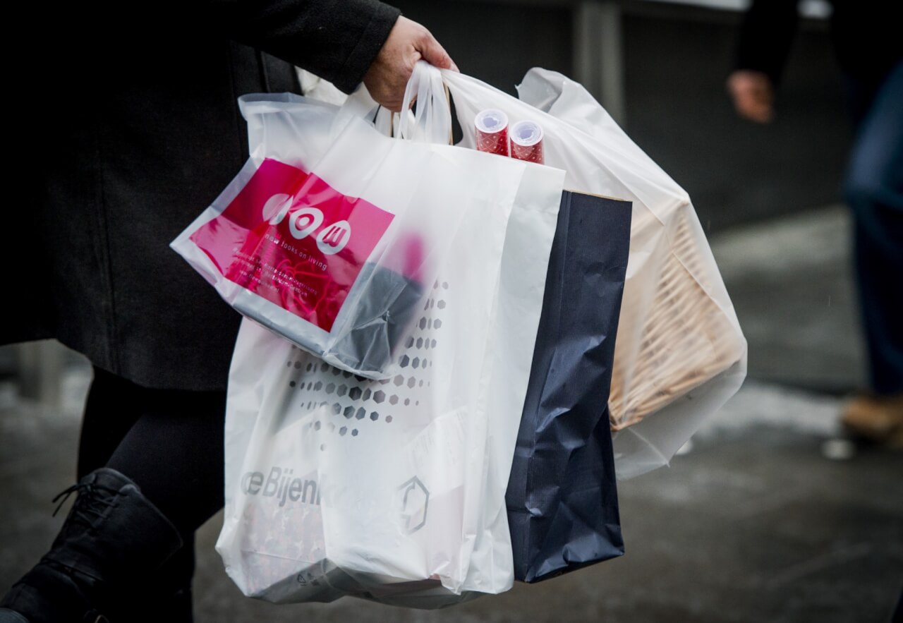 Het aantal plastic tasjes is spectaculair gedaald sinds het verbod. Is het verbod een goed idee of juist niet?