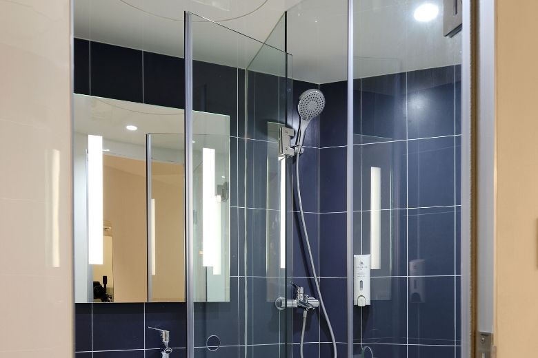 Heb jij ook altijd kalkaanslag op glazen deuren in de douche? Zó voorkom je het!