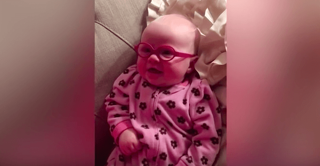 VIDEO: Dit filmpje is echt té schattig, deze baby krijgt een brilletje en ziet voor het eerst haar ouders helder!