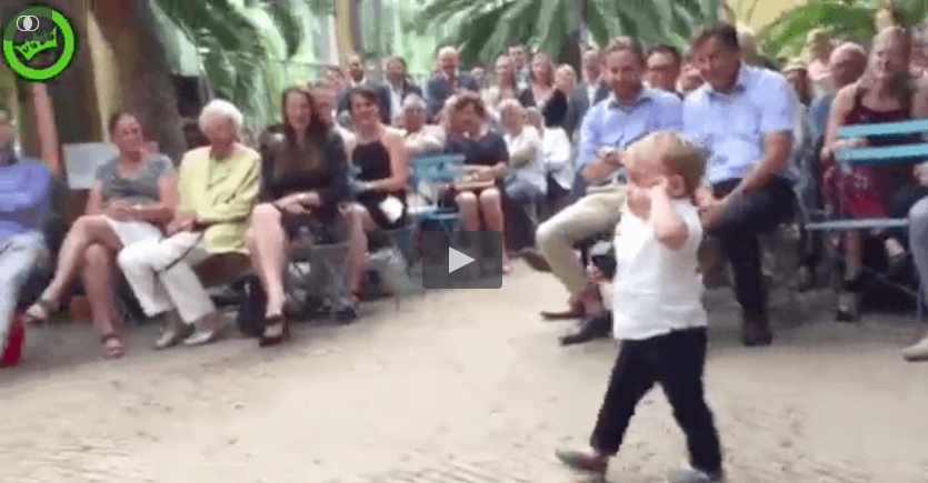 VIDEO: dit jongetje moet de ringen van het huwelijkspaar dragen, maar heeft er zo te zien niet zo'n zin in. Haha!
