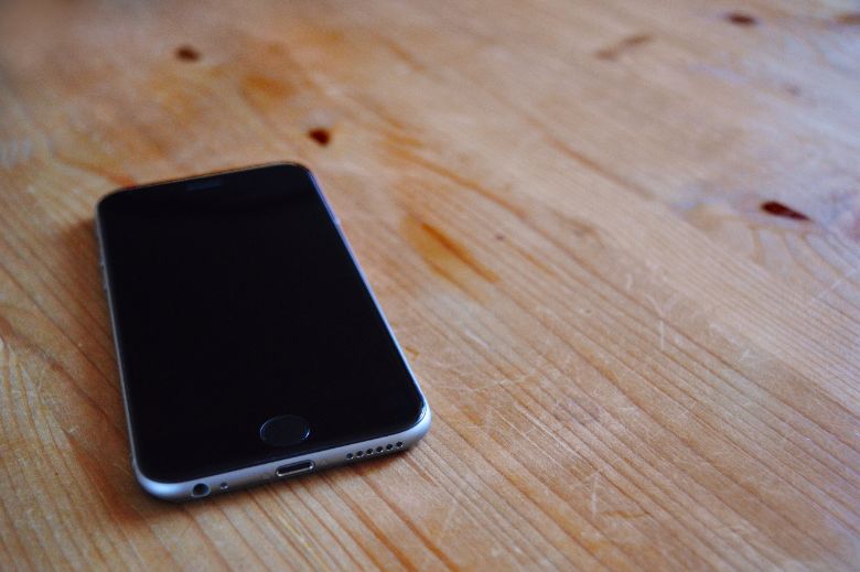 Leg jij je telefoon 's nachts op het nachtkastje? Dit is waarom je dat nóóit moet doen!