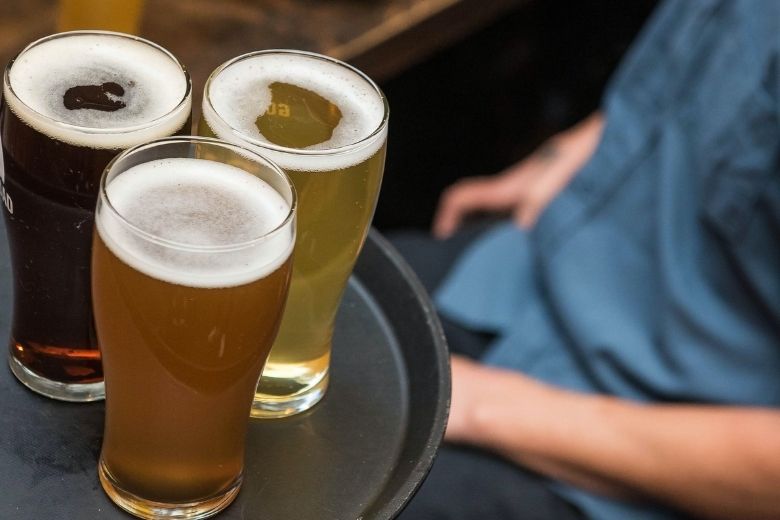 Stralend lenteweer op eerste dag met open terrassen